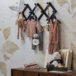 Skládací dřevěný věšák na kabáty levin černý