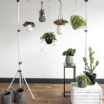 ZÁVĚSNÝ KVĚTINÁČ SKITTLE MALÝ BÍLÝ